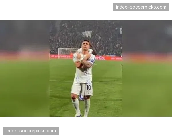 现场特写：进球后，劳塔罗展示印有队友名字的T恤以示支持