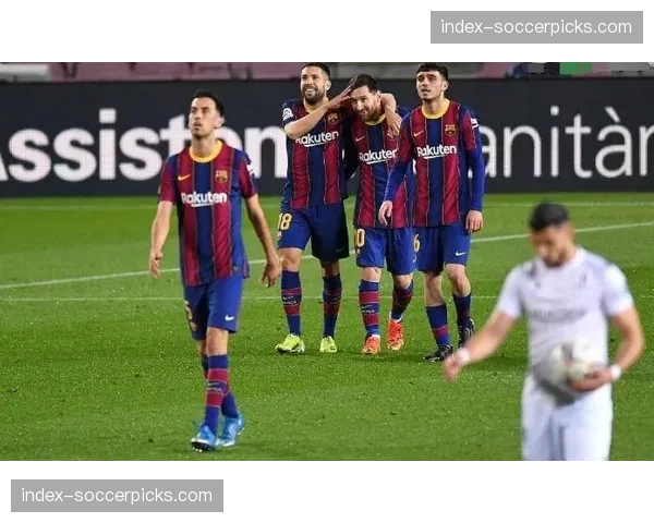 场外特写：数千名巴萨球迷在诺坎普外排队，等待购买新赛季季票